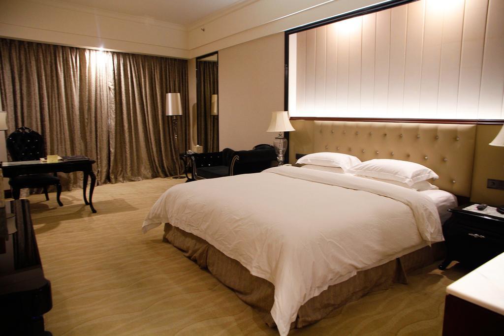 Zhongshan Lighting Era Hotel Exterior photo